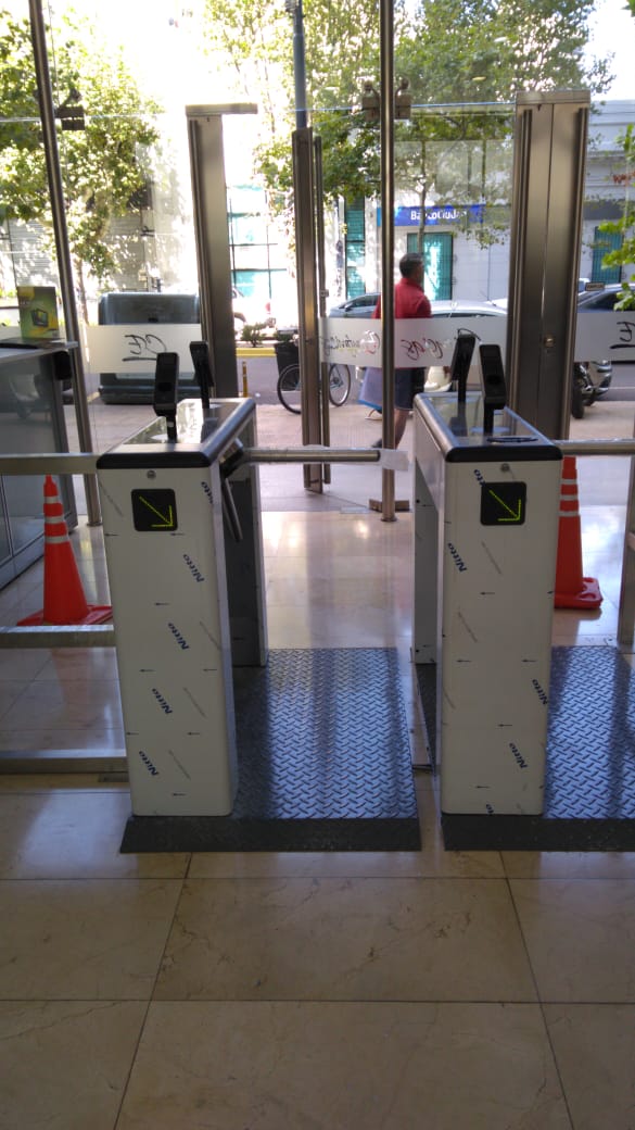 Control de acceso con molinetes en edificio corporativo